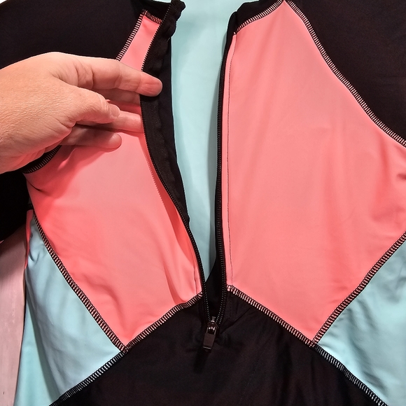 NWOT Farysays Women's Colorblock Rashguard Swimsuit Top Size Medium Padded ½ Zip - Picture 5 of 9